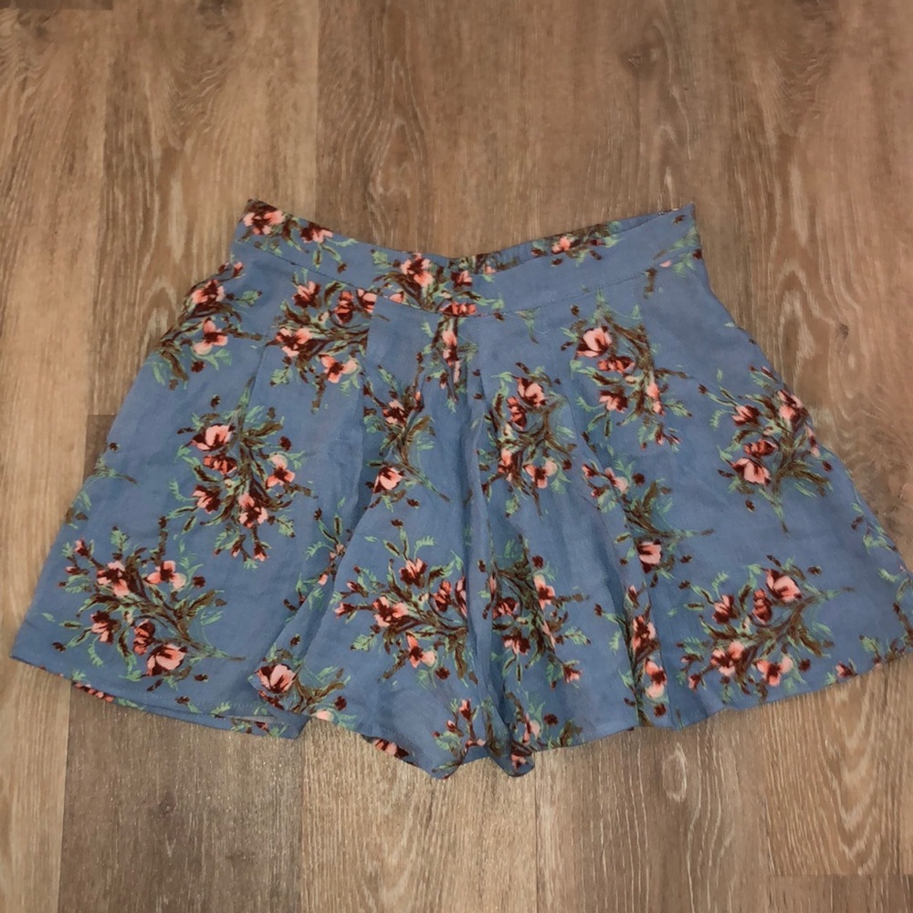 Flowy flower printed shorts: size women’s SMALL